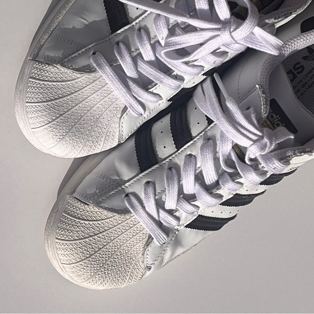 Women Adidas Classic White and Black Shoes Size 9
